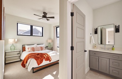 Littleton House | Luxury Rowhome w. Rooftop Mountain Views in Littleton