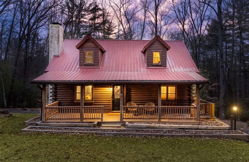 Fairview Cabin | Luxury Stay: HGTV Log Cabin*Hot tub*Arcade*EV*Fire Pit*Nature
