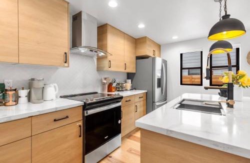 Harrison/Denny-Blaine House | Madison Valley New Built 2B-2 5B Luxe Retreat