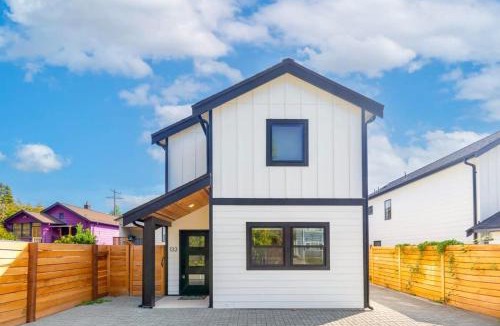 Harrison/Denny-Blaine House | Madison Valley New Built 2B-2 5B Luxe Retreat
