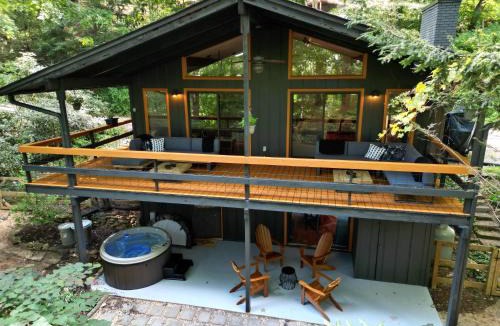 Maggie Valley Ski Chalet | Maggie Valley 4BR Cabin with Hot Tub in Serene Forest