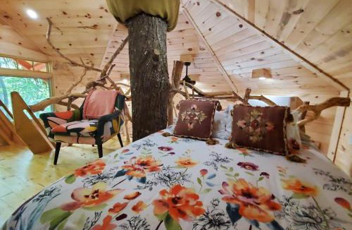 Copperhill House | Magical Treehouse Mountain Views Dog Friendly
