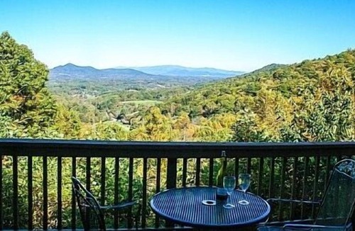 Candler Ski Chalet | Magnificent Mountain Views, Totally private, Pet Friendly, within 20 minutes of Asheville.