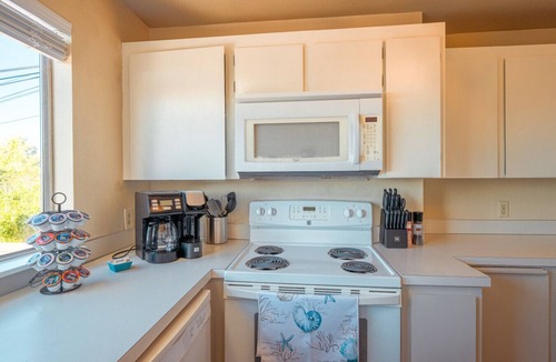 North End Apartment | Main Floor Duplex Unit - Huge Deck w/Water Views