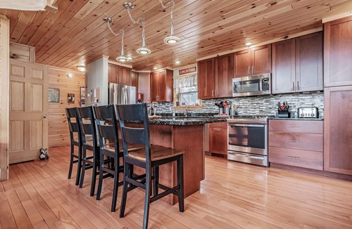 Sunday River Area House | Maine Ski House - Speed WiFi, HotTub, Treasure Hunts, Hobbit Hole House, Arcade Game