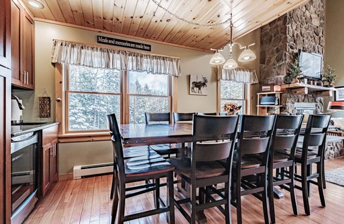 Sunday River Area House | Maine Ski House - Speed WiFi, HotTub, Treasure Hunts, Hobbit Hole House, Arcade Game