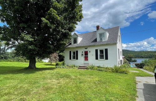 Winterport House | Majestic Waterfront River Home PET FRIENDLY