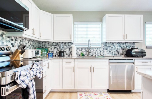 Weeki Wachee Gardens House | MANATEE CROSSING 3Bd/3Ba w/Studio, Private Dock & Kayaks, Weeki Wachee, FL