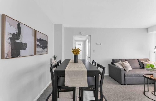 Maple Heights Apartment | Maple Heights Getaway