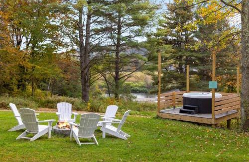 Johnson House | Maple Sugar Shack Tiny House with hot tub & river by Stowe