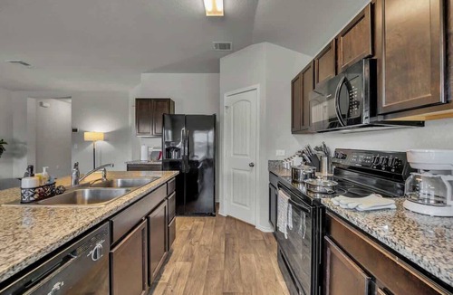 Austin Cottage | Marbella Lane - 3BR Pristine Home in Austin TX