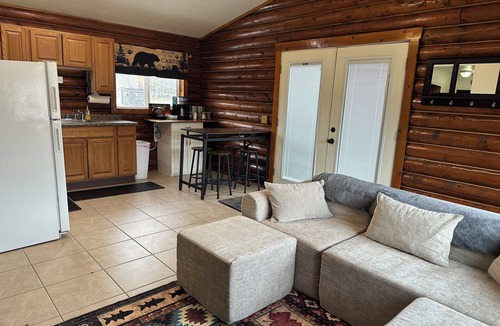 Butte Cabin | Marvelous 2-bedroom cabin in tranquil Palmer perfect for relaxing getaway
