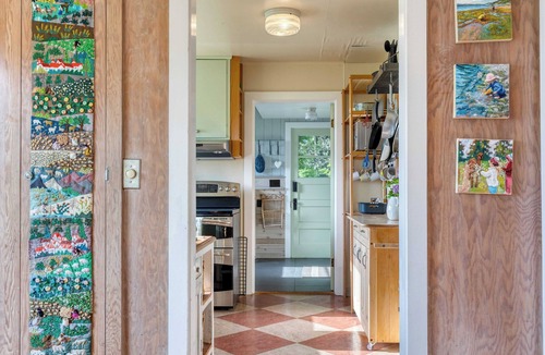 Maxwelton Cottage | Maxwelton Aerie Bluffside Retreat w/Sweeping Puget Sound Views + Firepit
