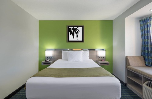 Cornelius Hotel | Microtel Inn by Wyndham Cornelius/Lake Norman