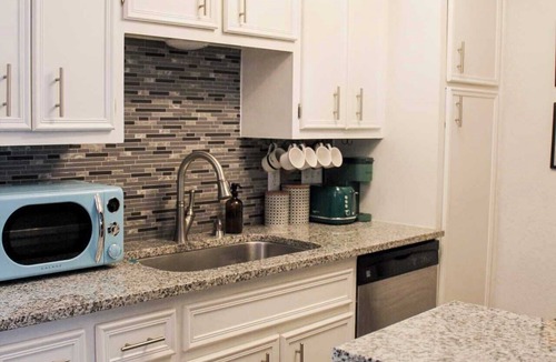 Brentwood Condo | Mid-Century Modern Flat near Downtown