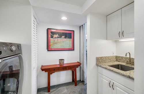 Liliha - Kapalama House | Mid-Century + Views & Privacy near Downtown Honolulu.