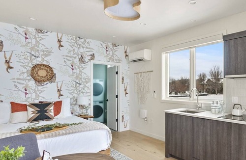 Southern Crossing Apartment | Millpointe Studio 1.0 - Where Luxury Meets Location -Steps to Concerts, Old Mill