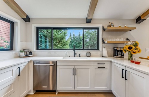 Willowbrook Meadows House | Minutes to Ski Resort | Hot Tub | Pet Friendly