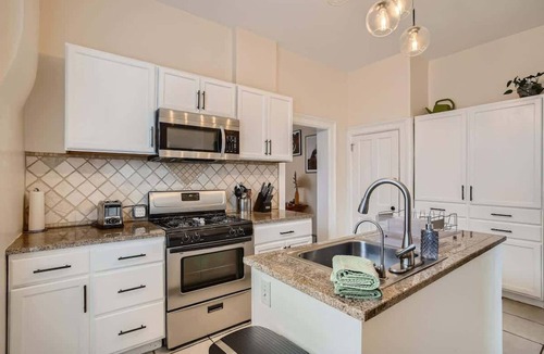 Lincoln Park House | Mod Downtown Perfection, 3BD w/Patio, Fast WIFI