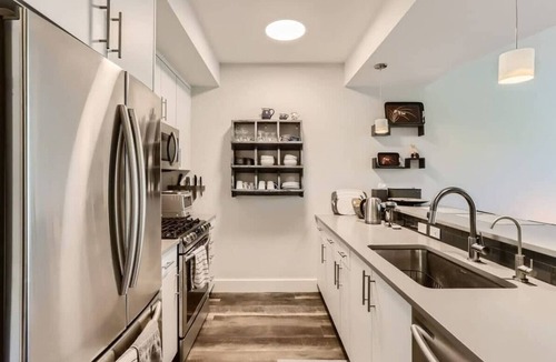 North Broadway - Holiday Condo | Modern 1 BDR Condo in Holiday Neighborhood