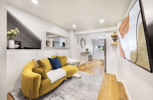 Picnic Point-North Lynnwood Apartment | Modern 1BR Designer's Oasis 1min to I-5, Costo