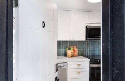 Picnic Point-North Lynnwood Apartment | Modern 1BR Designer's Oasis 1min to I-5, Costo