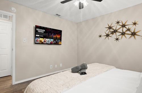 Round Rock Apartment | Modern 1BR Getaway With King Bed, Pool, Free Parking and Near Austin