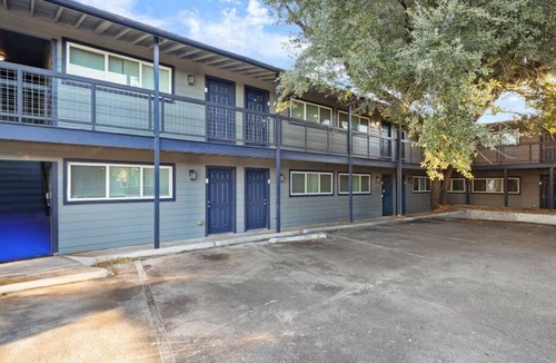 Hyde Park Apartment | Modern 1BR in North Loop - Near UT & Downtown w/Free Parking