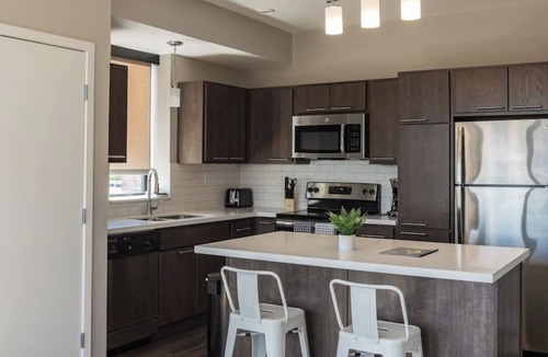 Downtown Des Moines Apartment | Modern 2 Bed 2 Bath Apt in Luxury Bldg Downtown