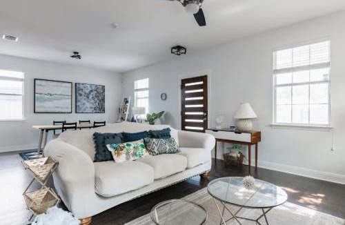 East Cesar Chavez House | Modern 2-Story Cowboy Pool Retreat Walk to 6th St & Downtown