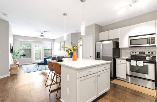 St. Edwards Apartment | Modern 2B near Downtown with Pool and Cozy King Beds