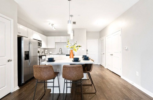 St. Edwards Apartment | Modern 2B near Downtown with Pool and Cozy King Beds