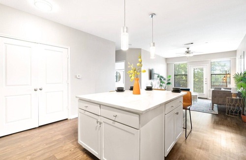 St. Edwards Apartment | Modern 2B near Downtown with Pool and Cozy King Beds