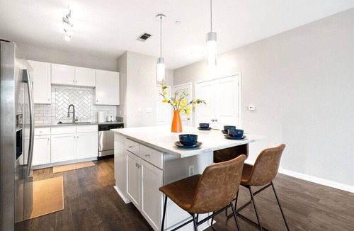 St. Edwards Apartment | Modern 2B near Downtown with Pool and Cozy King Beds