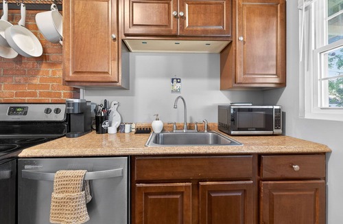 Bexley House | Modern 2BR Broadleigh Gem, Bright & Stylish