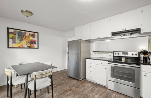 Highland Apartment | Modern 2BR Gem - King Beds - 1G Wi-Fi - Crestview