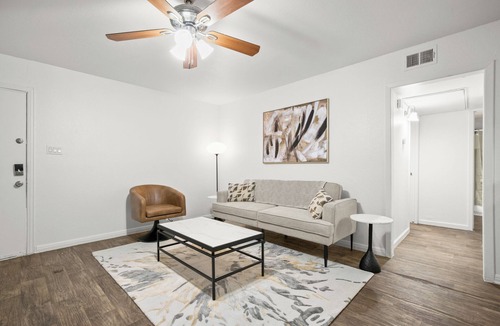 Highland Apartment | Modern 2BR Gem - King Beds - 1G Wi-Fi - Crestview