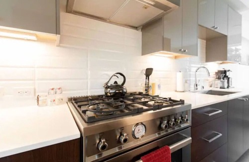 Minor House | Modern 2BR Townhome w/Rooftop Firepit, BBQ, 85" TV