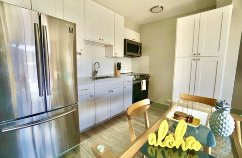 Waikiki Condo | Modern 2BR w/Diamond Head view, beach, FREE parking, king bed, pool, gym,& more!