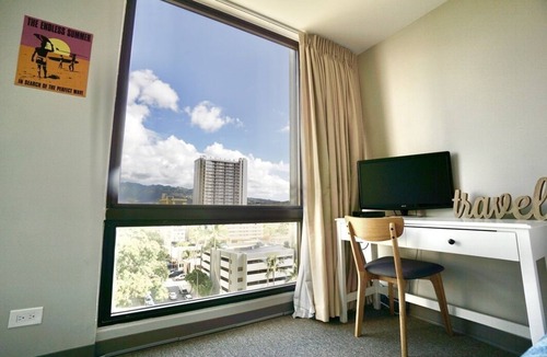 Waikiki Condo | Modern 2BR w/Diamond Head view, beach, FREE parking, king bed, pool, gym,& more!