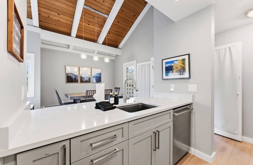 Historic District Condo | Modern 3 BDR - Heart of Downtown; Walk Everywhere!