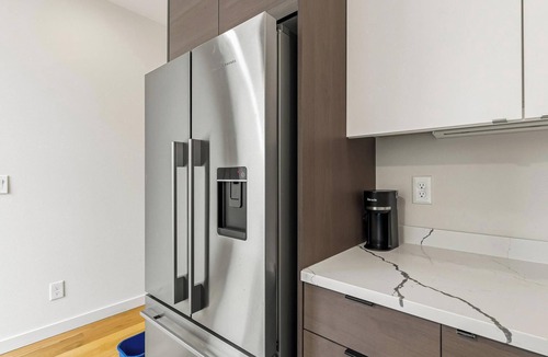 Whittier Heights House | Modern 3bd Townhome w/Roof Top Deck by Downtown