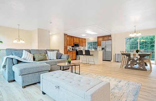 Mountlake Terrace House | Modern 3BR w/Backyard | 5 Mins to Transit Center