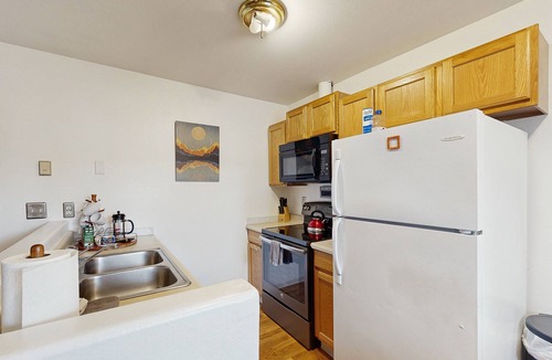 North Star Apartment | Modern apartment in convenient midtown location with WiFi & full kitchen