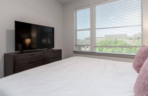 South Lamar Apartment | Modern Apartment in Prime Location (ID4423X48)
