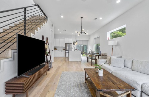 Montopolis Apartment | Modern Apartment in Prime Location (ID1377X584)