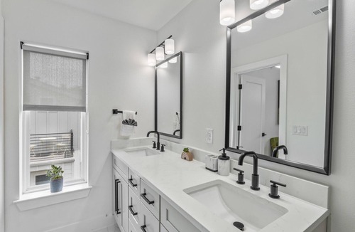 Montopolis Apartment | Modern Apartment in Prime Location (ID1377X584)