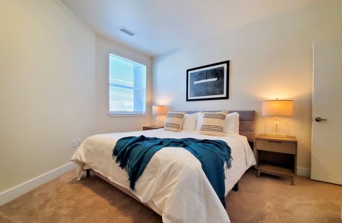 Indian Creek Apartment | Modern Apartment in Prime Location (ID2121X26)