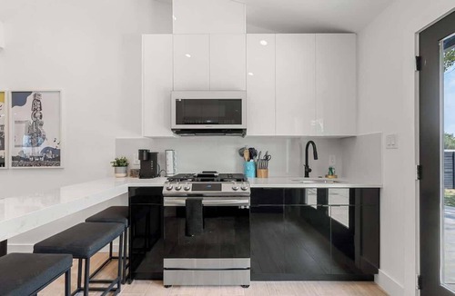 Austin House | Modern ATX 4BR | HotTub, Mini Golf, & Basketball