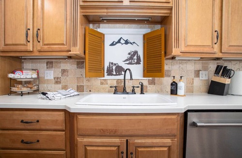 Fairbanks House | Modern Aurora Retreat 5b4b w/Basketball Court